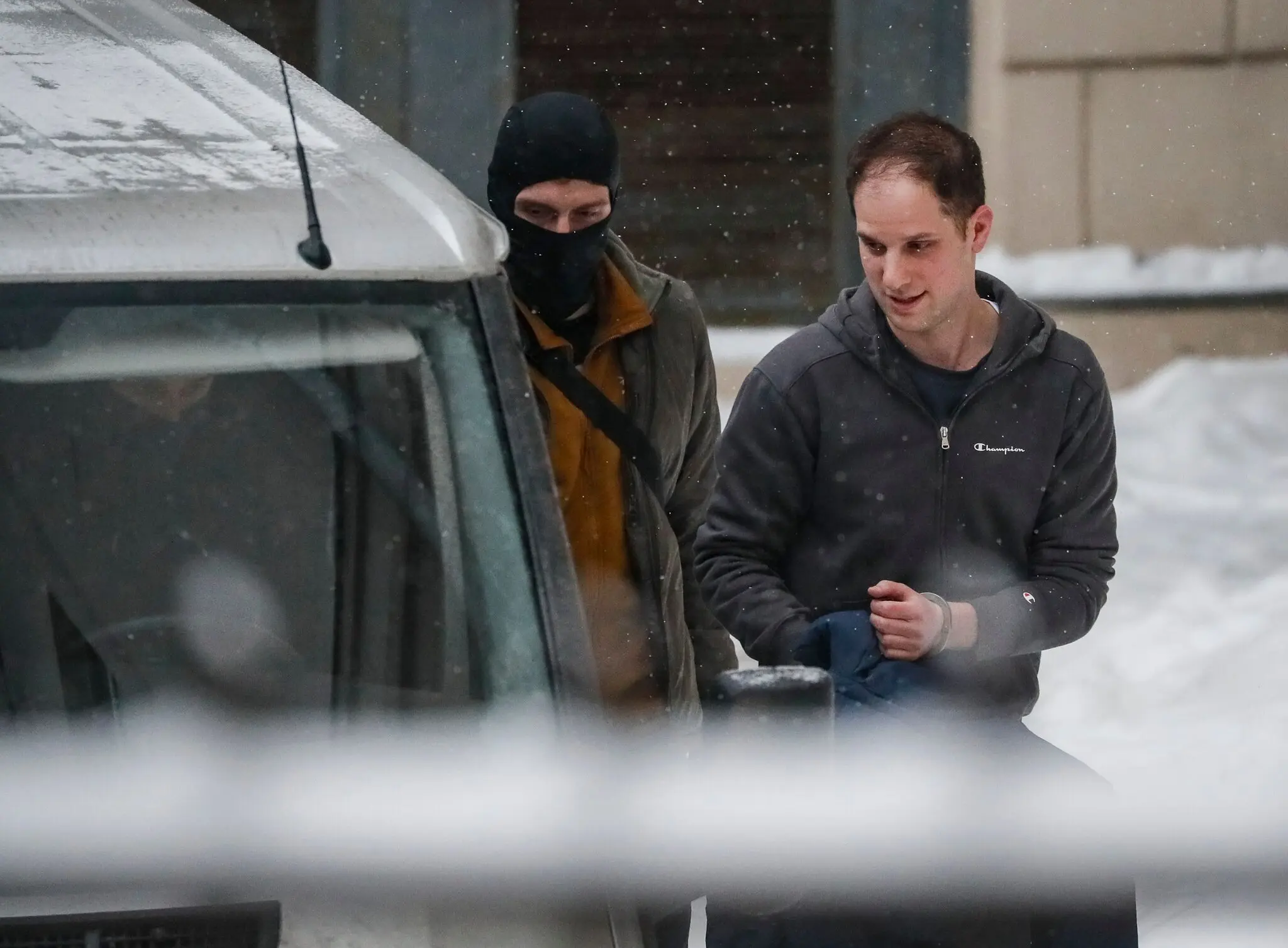 У відеорекламі пана Карлсона не згадується Еван Гершковіч, репортер Wall Street Journal, арештований у Росії рік тому.